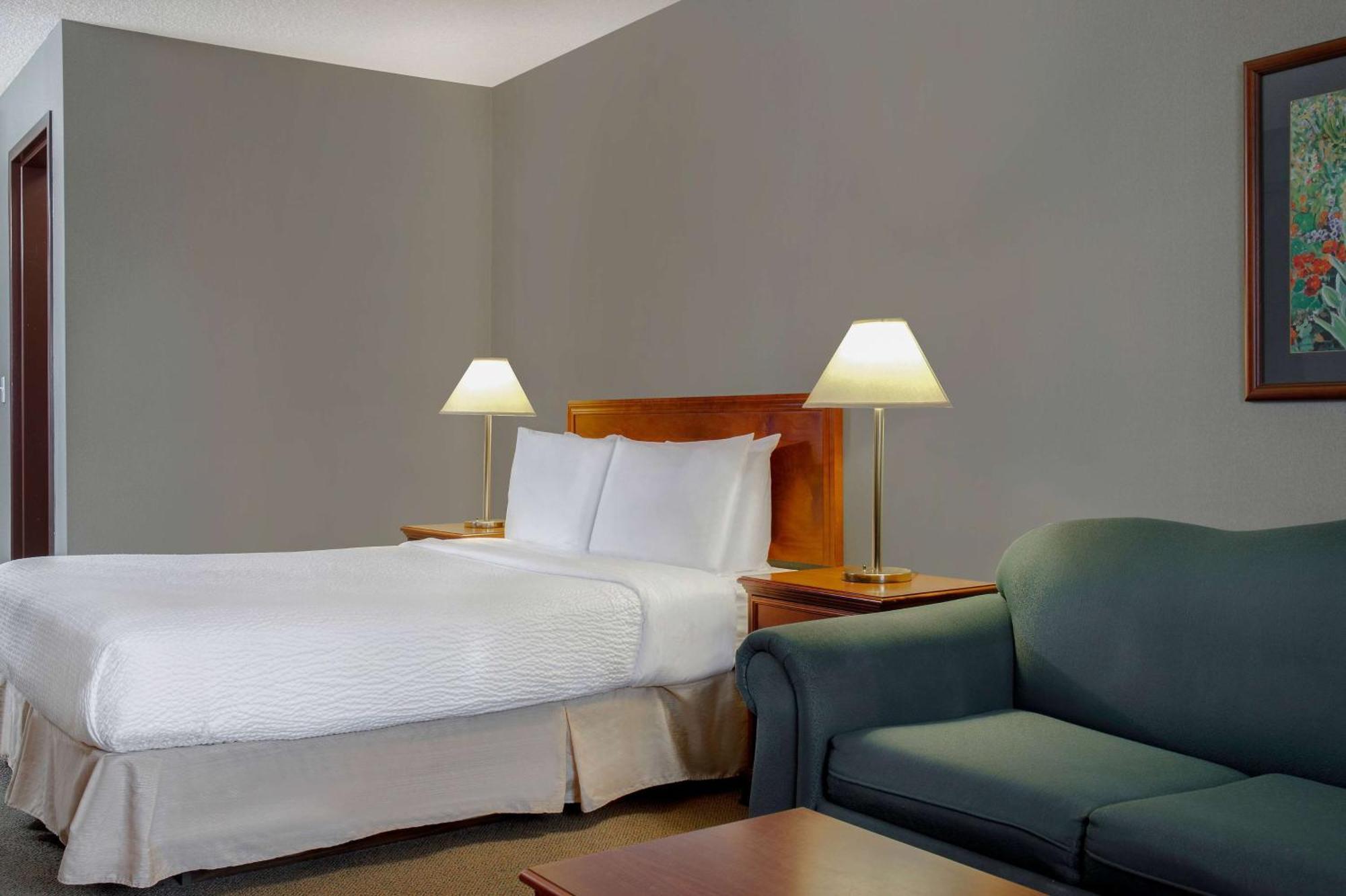 Days Inn By Wyndham Whitecourt Esterno foto