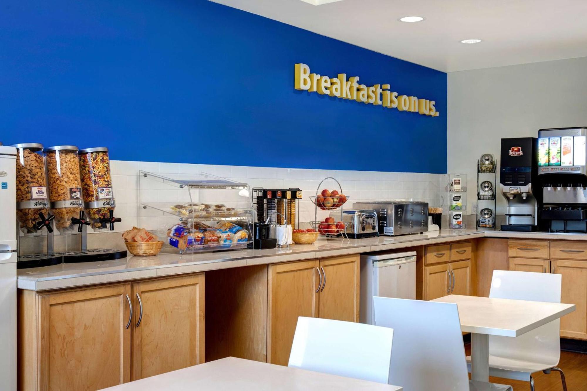 Days Inn By Wyndham Whitecourt Esterno foto