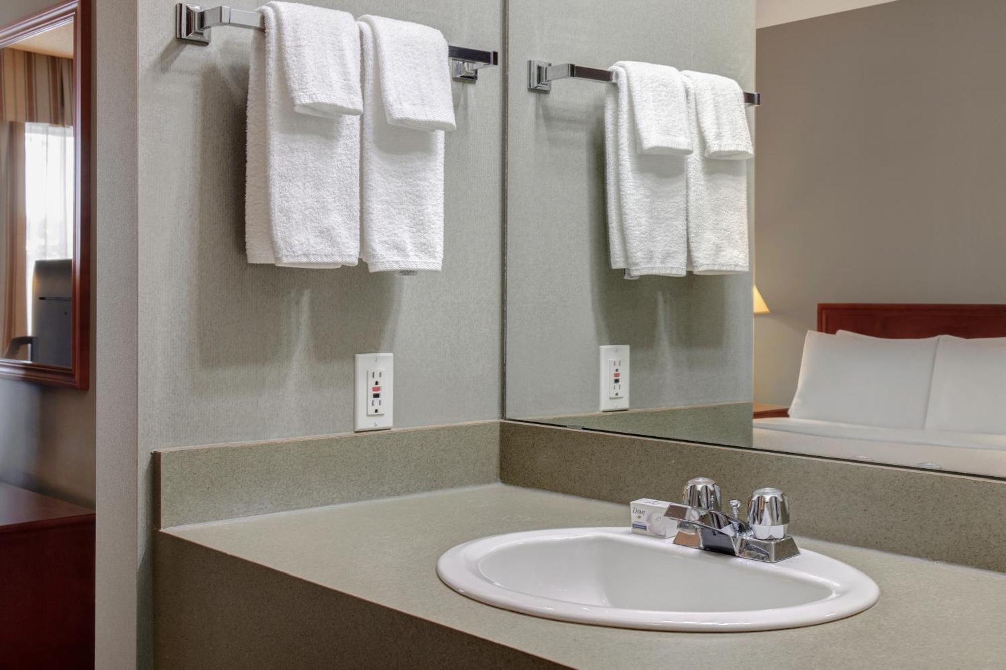 Days Inn By Wyndham Whitecourt Esterno foto