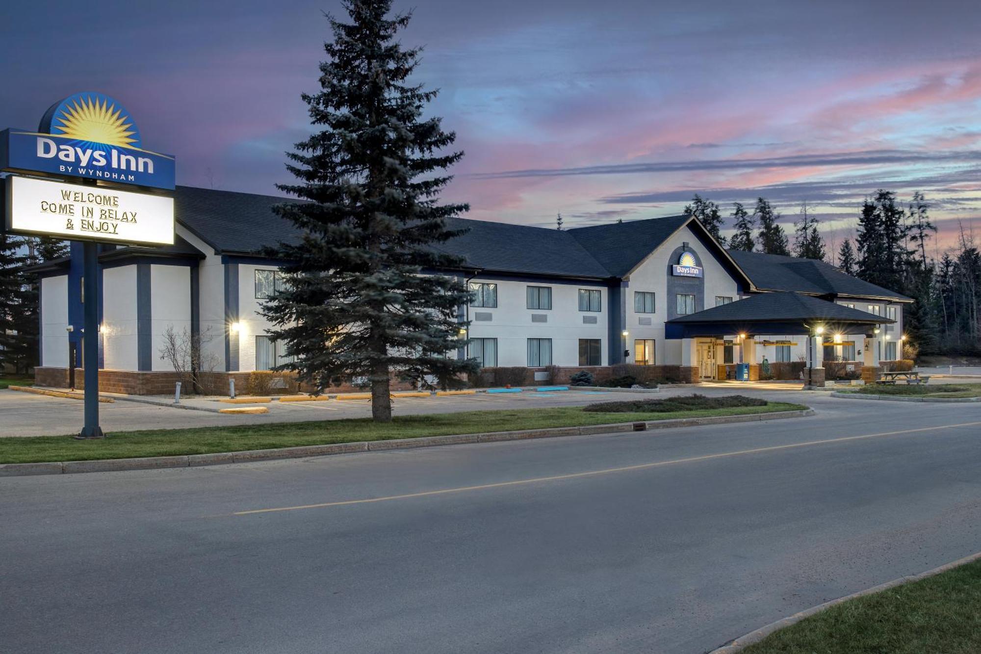 Days Inn By Wyndham Whitecourt Esterno foto