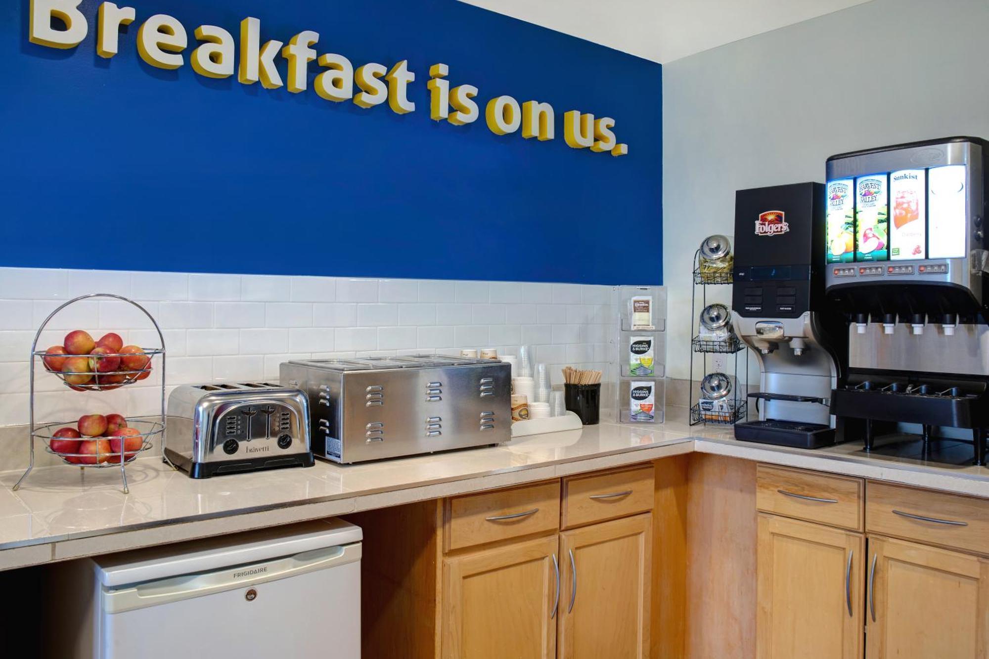 Days Inn By Wyndham Whitecourt Esterno foto