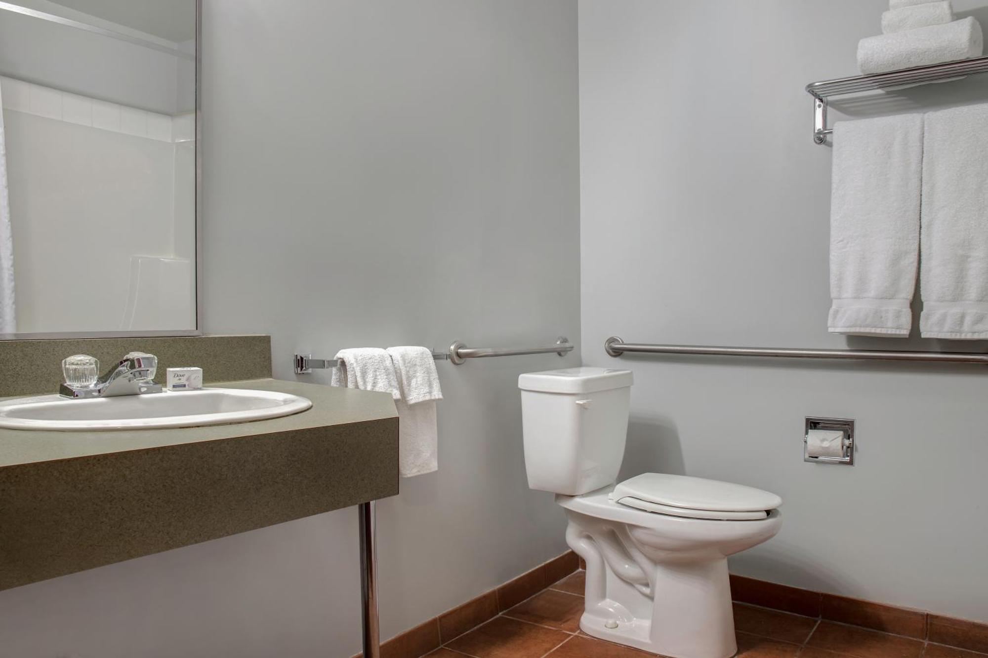 Days Inn By Wyndham Whitecourt Esterno foto
