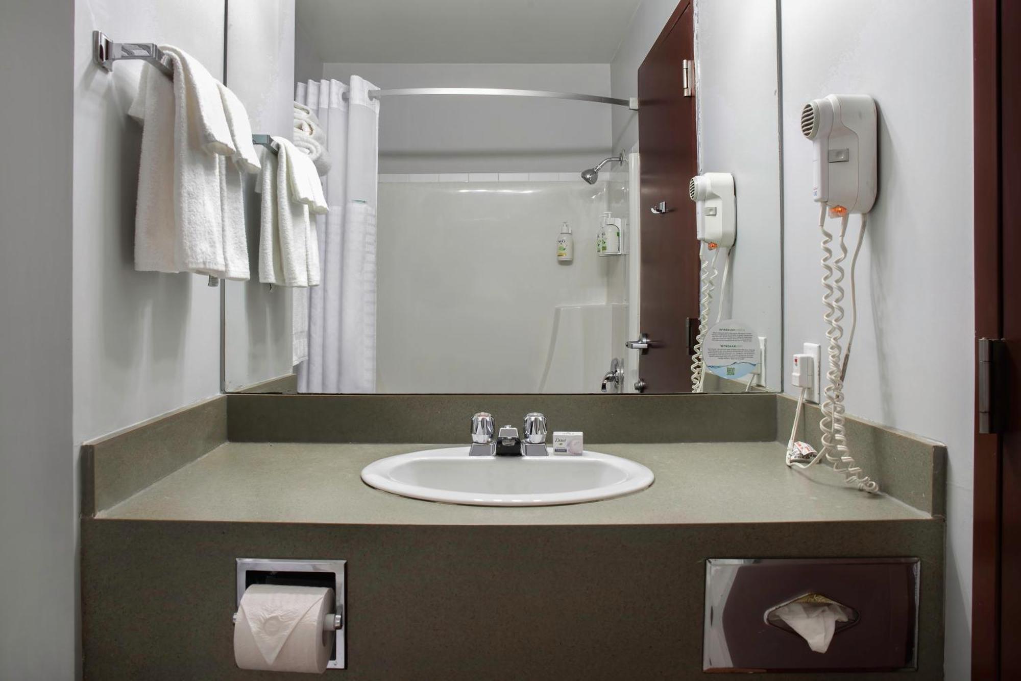 Days Inn By Wyndham Whitecourt Esterno foto