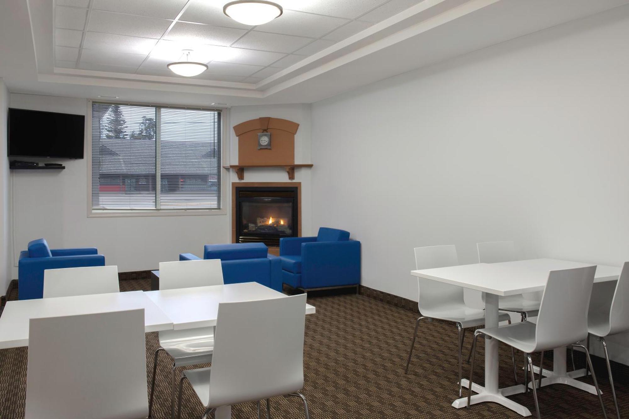 Days Inn By Wyndham Whitecourt Esterno foto